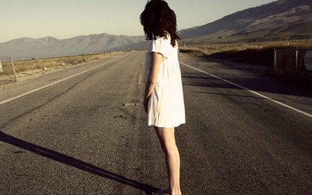 Девушка на дороге