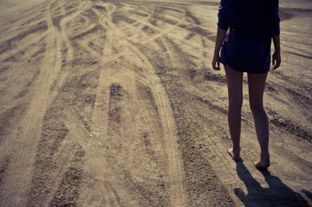 Уходящая девушка