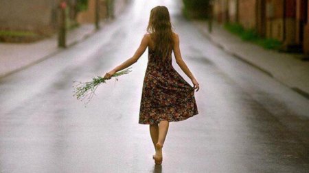 Девушка пляшет под дождем