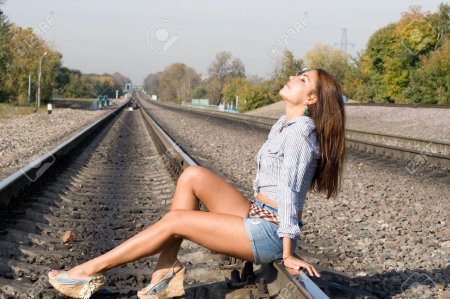 Девушка на рельсах