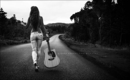 Уходящая девушка