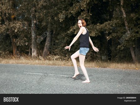 Девушка босиком 3д