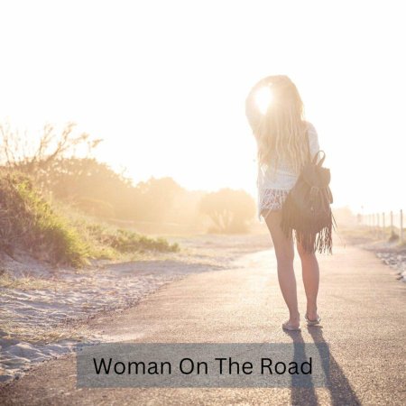 Девушка идет