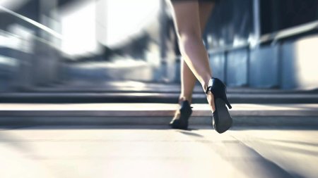 Девушка идет на работу