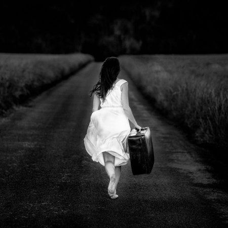 Девушка уходит