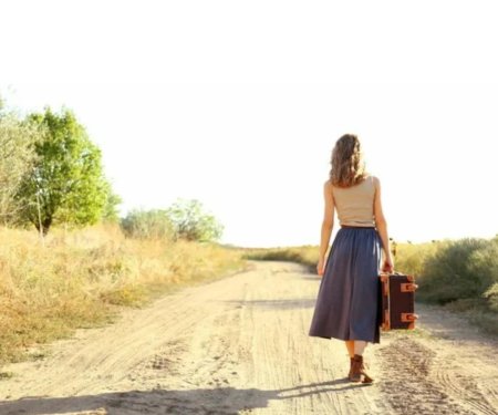 Женщина с чемоданом