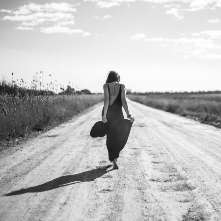 Женщина уходит