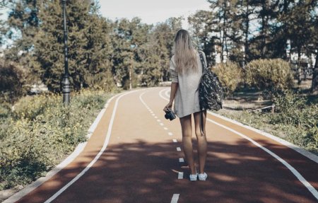 Блондинка на дороге