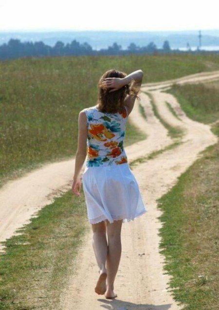 Девушка босиком