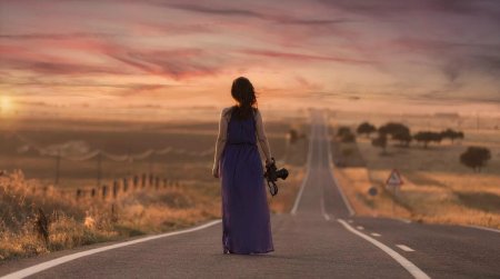 Женщина идет по дороге