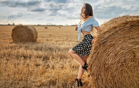 Девушка в поле