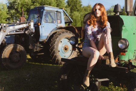 Девушка на тракторе