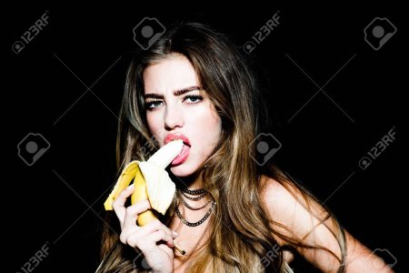 Фото как женщина ест банан