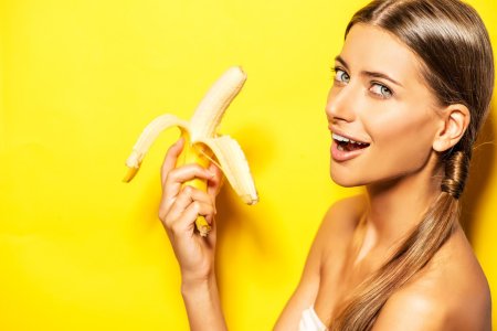 Девушка с бананом