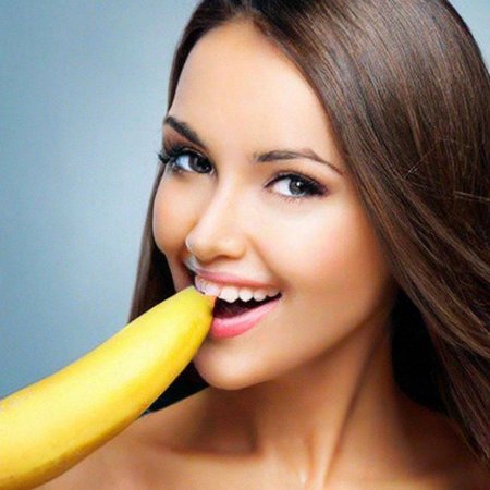 Красивая девушка с бананом