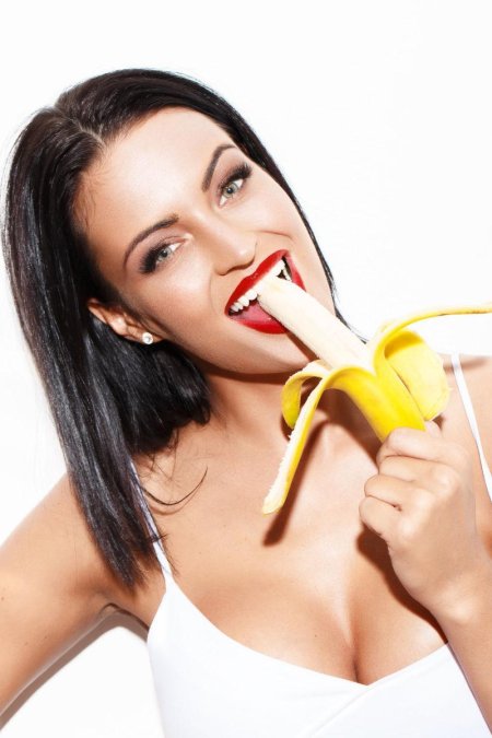 Девушка с бананом