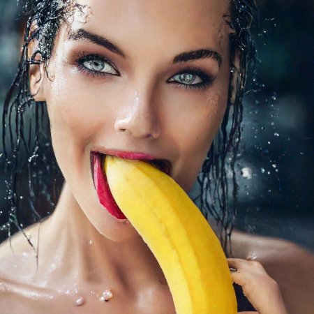 Девушка и банан