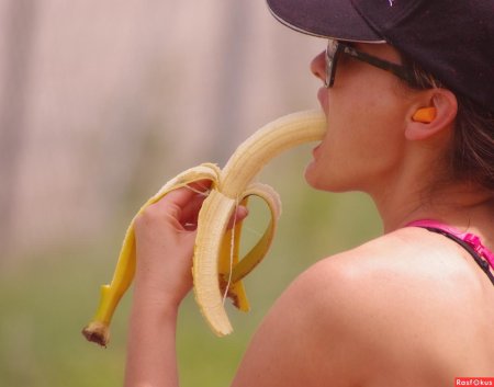 Девушка с бананом