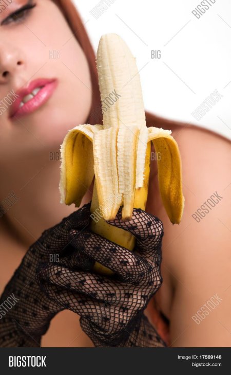 Девушка с бананом