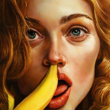 Банан во рту девушки