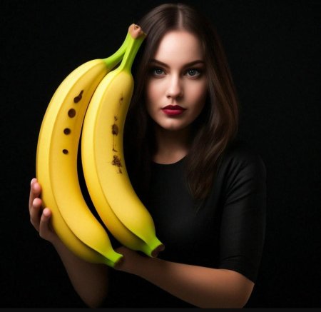 Красивая девушка с бананом