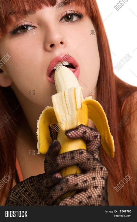 Женщина ест банан