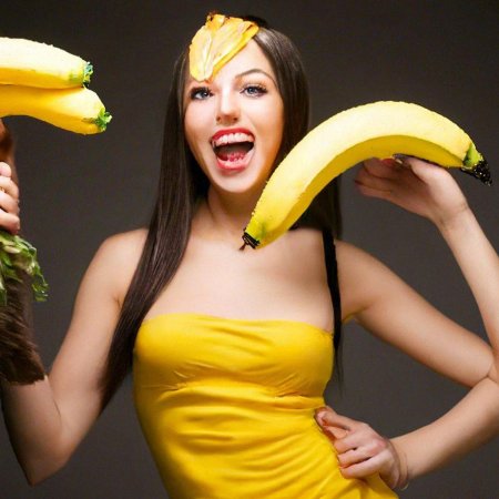 Женщина с бананом