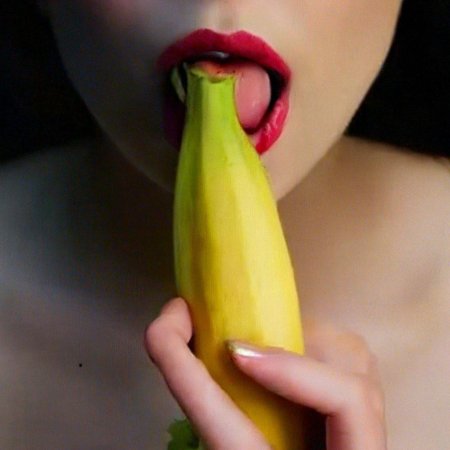Девушка с бананом во рту