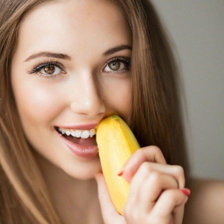 Красивая девушка с бананом