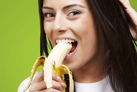 Красивая девушка с бананом