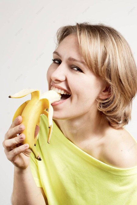 Девушка с бананом во рту