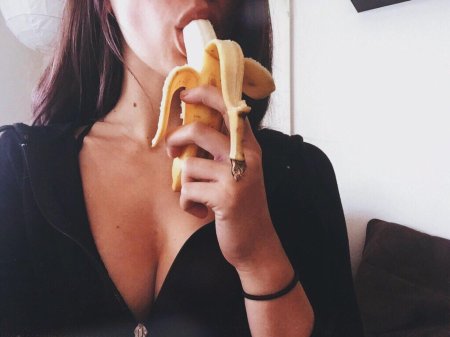 Девушка с бананом