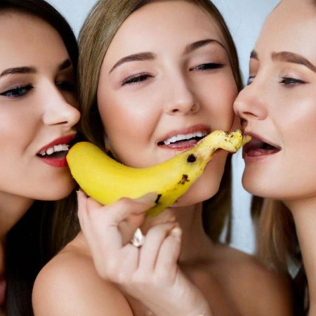 Лижет банан асмр