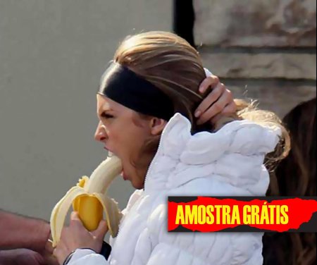 Девушка ест банан