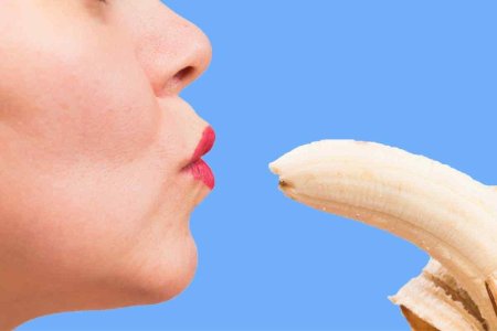 Банан во рту девушки