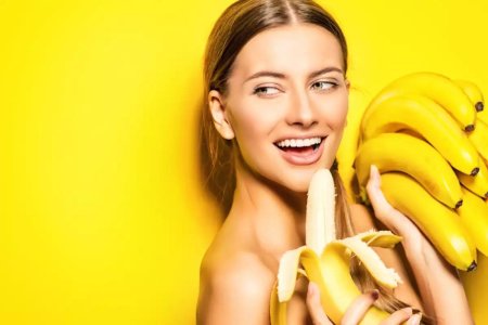 Девушка с бананом