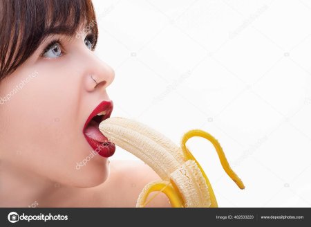 Банан во рту девушки