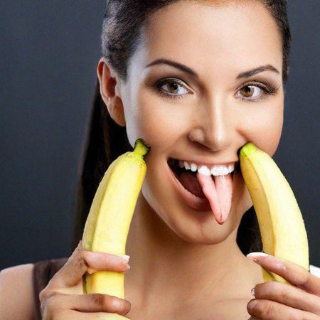 Девушка с бананом во рту