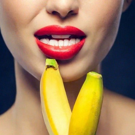 Девушка с бананом во рту