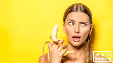 Девушка с бананом