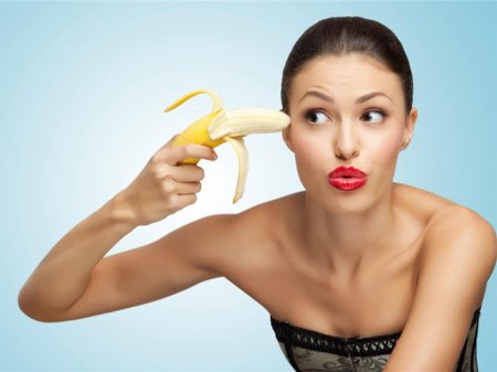 Женщина с бананом