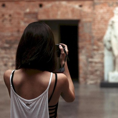 Девушка с каре