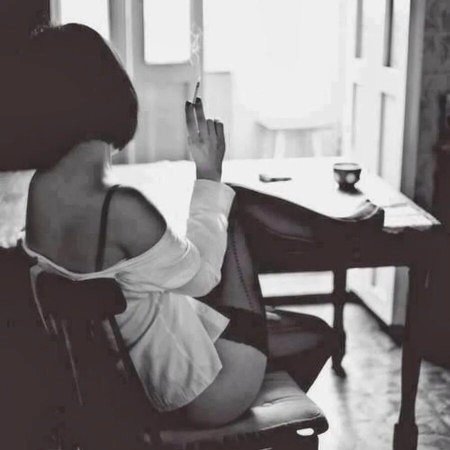 Брюнетка с каре со спины