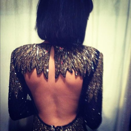 Девушка в платье со спины