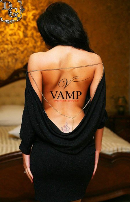 Брюнетка с каре со спины