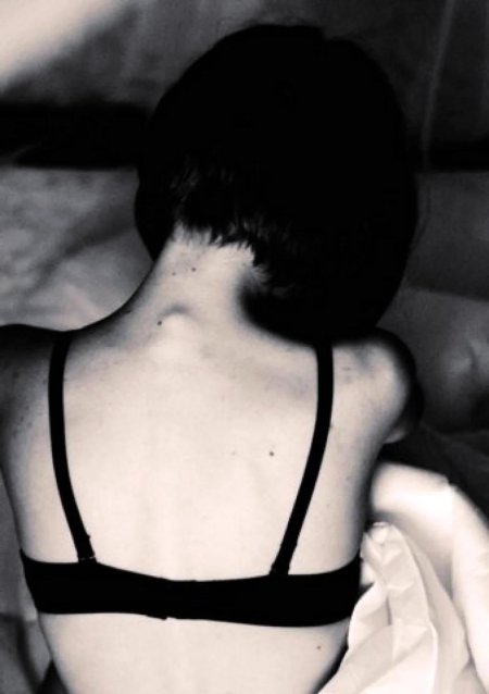 Девушка с короткими волосами со спины