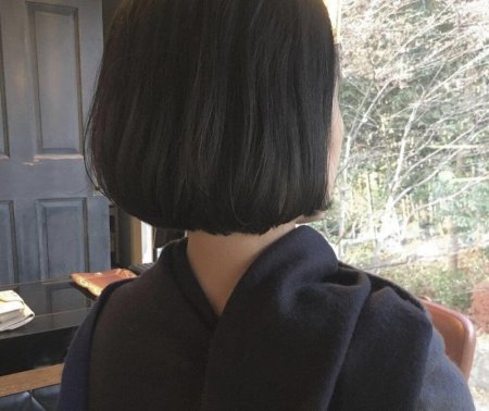 Брюнетка с каре со спины