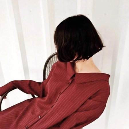 Девушка с короткими волосами со спины