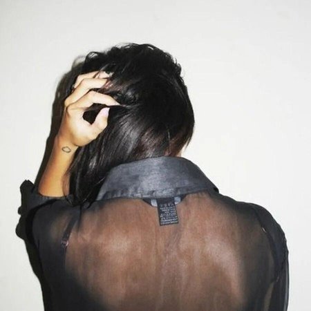 Девушка с короткими волосами со спины