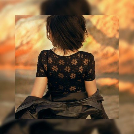 Брюнетка с каре со спины